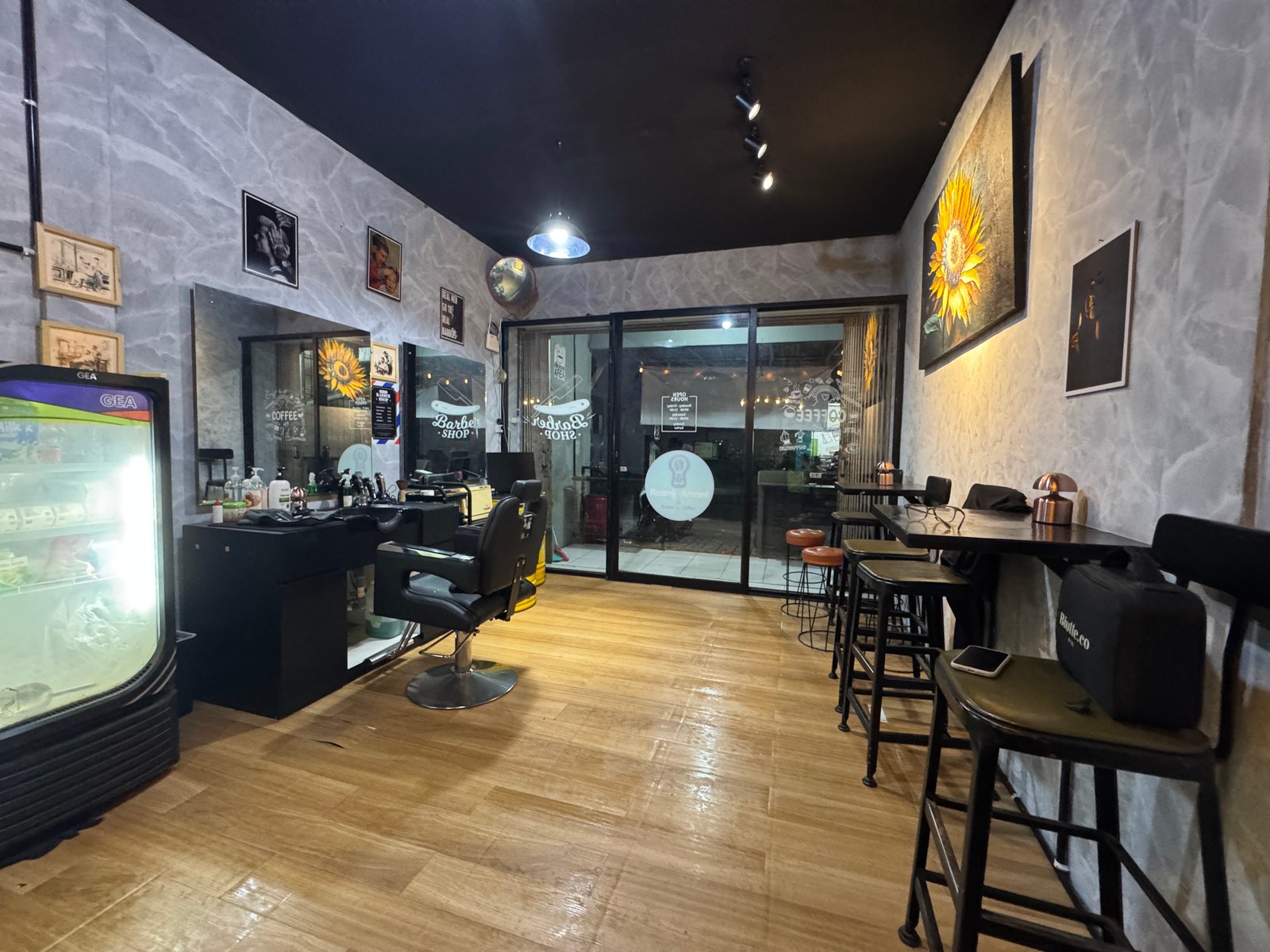 Suasana Ruang Aman Barber & Coffee